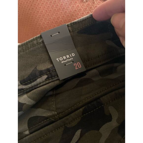 Torrid Women's Pants Cropped Aviator Camo Size 20 Twill Skinny NWT - Picture 8 of 10